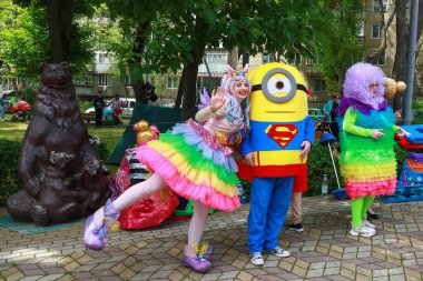 Kostümlü animasyoncular. 22 Mayıs 2021 Balti Moldova Şehir Günü Geçidi ve Kutlaması.