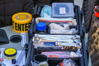 Polis adli bavulu suç haberleri için seçici bir odak noktası. Balti Moldova 25 Kasım 2021