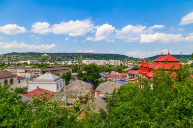 Şehrin genel manzarası. İllüstrasyon başyazısı. 28 Haziran 2021 Otaci Moldova. Kopyalama alanı olan arkaplan