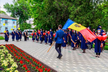 Mezuniyet gününde mezun oluyor. Beltsy, Moldova 31 Mayıs 2021. Sadece editör kullanımı.