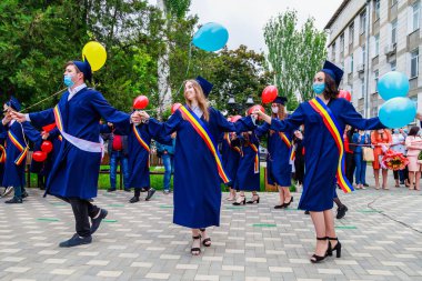 Mezuniyet gününde mezun oluyor. Beltsy, Moldova 31 Mayıs 2021. Sadece editör kullanımı.