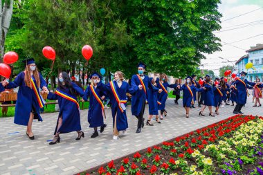 Mezuniyet gününde mezun oluyor. Beltsy, Moldova 31 Mayıs 2021. Sadece editör kullanımı.