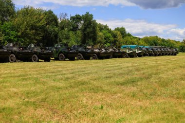 Askeri ağır donanım manevraları. Askeri tatbikatlar. 14 Temmuz 2020 Balti Moldova. İllüstrasyon Editörü