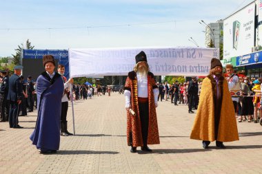Merkez meydanda resmi geçit töreni. 22 Mayıs 2021 Balti Moldova Şehir Günü Geçidi ve Kutlaması.