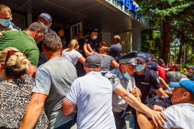 Protestocuların polisle çatışması ve binanın basılması. 12 Temmuz 2021 Balti Moldova. İllüstrasyon Editörü