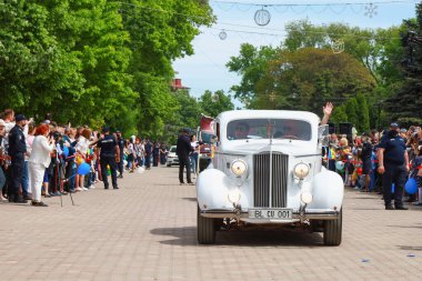 Retro araba kulübü. 22 Mayıs 2021 Balti Moldova Şehir Günü Geçidi ve Kutlaması.