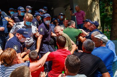 Protestocuların polisle çatışması ve binanın basılması. 12 Temmuz 2021 Balti Moldova. İllüstrasyon Editörü