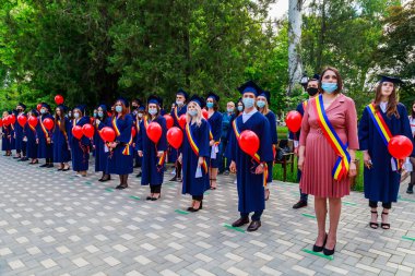 Mezuniyet gününde mezun oluyor. Beltsy, Moldova 31 Mayıs 2021. Sadece editör kullanımı.
