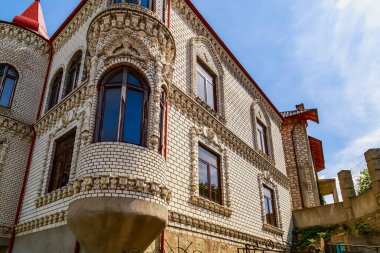 Soroca, Moldova 4 Temmuz 2021 çingene dağının zengin çingenelerin lüks evleri. İllüstrasyon başyazısı. Kopyalama alanı olan arkaplan