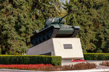 11 Ekim 2021 'de Balti Moldova, Sovyet T-34 tankının şehri 2. Dünya Savaşı' nda faşizmden kurtaran anıtı. Editoryal illüstrasyon kullanımı için. Metin için kopyalama alanı olan arkaplan