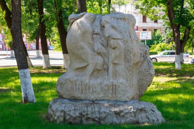 12 Haziran 2021 Soroca Moldova, bir kadın ve erkeğin soyut anıtı. Editoryal illüstrasyon kullanımı için.