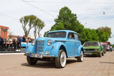 Retro araba kulübü. 22 Mayıs 2021 Balti Moldova Şehir Günü Geçidi ve Kutlaması.