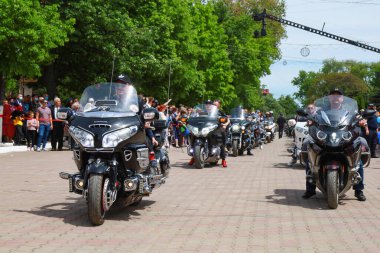 Motosikletçiler ya da motorcular. 22 Mayıs 2021 Balti Moldova Şehir Günü Geçidi ve Kutlaması.