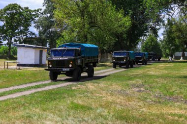 Askeri ağır donanım manevraları. Askeri tatbikatlar. 14 Temmuz 2020 Balti Moldova. İllüstrasyon Editörü