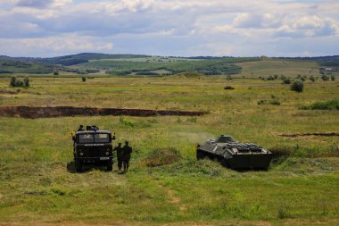 Askeri ağır donanım manevraları. Askeri tatbikatlar. 14 Temmuz 2020 Balti Moldova. İllüstrasyon Editörü