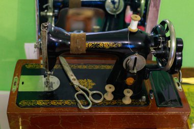 11 Ağustos 2021 Calarasi Moldova vintage dikiş makinesi. Resimli editör kullanımı için. Metin için kopyalama alanı olan arkaplan