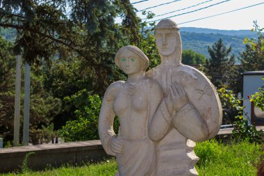 11 Ağustos 2021 'de Calarasi Moldova, insanlık kültüründe nesiller boyu insanların ve aşkın bir anıtıdır. Resimli editör kullanımı için. Metin için kopyalama alanı olan arkaplan