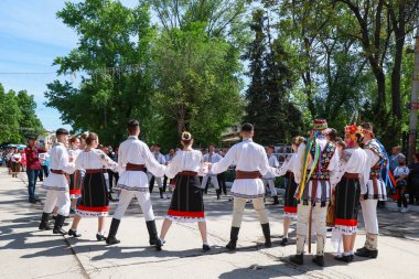 İnsanlar geleneksel ulusal otantik kostümlerle dans edip eğleniyorlar. 22 Mayıs 2021 Balti Moldova Şehir Günü Geçidi ve Kutlaması.