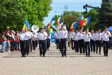 Merkez meydanda resmi geçit töreni. 22 Mayıs 2021 Balti Moldova Şehir Günü Geçidi ve Kutlaması.