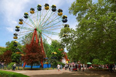 Parktaki dönme dolap. İllüstrasyon başyazısı. 22 Mayıs 2021 Balti Moldova. Metin için kopyalama alanı olan arkaplan.