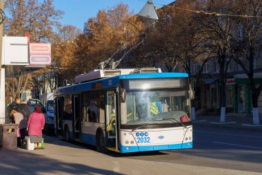Trolleybus bir toplu taşıma durağında. 11 Kasım 2021 Balti Moldova. Editoryal illüstrasyon kullanımı için. Metin için kopyalama alanı olan arkaplan
