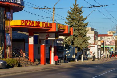 Şehrin merkezi, turistler için tanınabilir bir manzaraya sahip. 11 Kasım 2021 Balti Moldova. Editoryal illüstrasyon kullanımı için. Metin için kopyalama alanı olan arkaplan