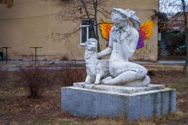 11 Aralık 2021 'de Cahul Moldova, kuzulu bir kızın anıtı oldu. Kavram sembolü. Resimli editör kullanımı için. Metin için kopyalama alanı olan arkaplan