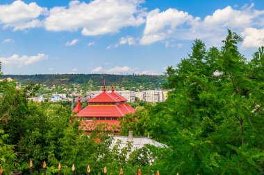Şehrin genel manzarası. İllüstrasyon başyazısı. 28 Haziran 2021 Otaci Moldova. Kopyalama alanı olan arkaplan