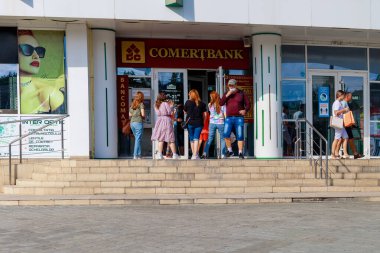 Alışveriş merkezindeki insanlar. 19 Ağustos 2021 Chisinau Moldova, illüstrasyon amaçlı kullanım için. Metin için kopyalama alanı olan arkaplan