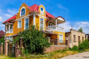 Soroca, Moldova 4 Temmuz 2021 çingene dağının zengin çingenelerin lüks evleri. İllüstrasyon başyazısı. Kopyalama alanı olan arkaplan