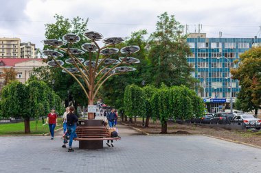 Şehir ortamındaki güneş panelleri, yenilenebilir enerji. Ağaç şeklinde dekoratif bir direk. 26 Ağustos 2021 Chisinau Moldova, illüstrasyon amaçlı kullanım için. Metin için kopyalama alanı olan arkaplan