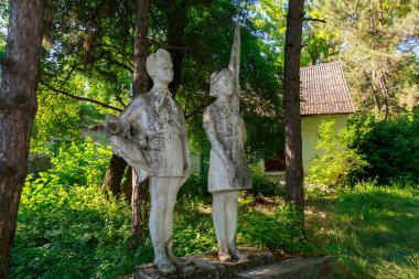 10 Temmuz 2021 Myndyk Moldova terk edilmiş bir öncü kampındaki öncüler için bir anıttır. Editör kullanımı için. Arkaplan