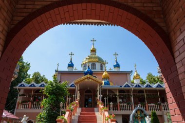 10 Ağustos 2021, Ungheni Moldova. Manastır yerel bir simgedir. Editör kullanımı için. Arkaplan