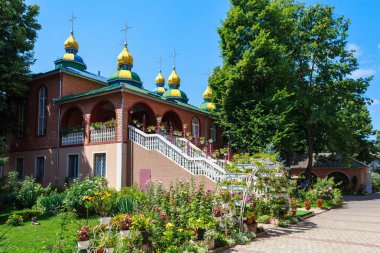 10 Ağustos 2021, Ungheni Moldova. Manastır yerel bir simgedir. Editör kullanımı için. Arkaplan