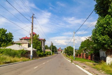 4 Temmuz 2021 Soroca Moldova, çingene dağının elit kesimindeki yol, yerel eğlence. Editör kullanımı için. Arkaplan