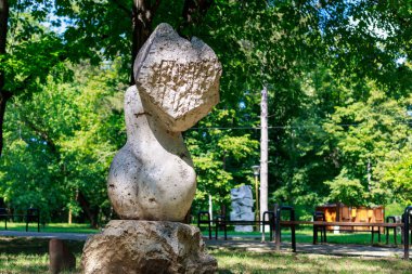 10 Ağustos 2021, Ungheni Moldova. Şehir Central Halk Parkı 'ndaki soyut heykeller, yerel bir gösteri. Editör kullanımı için. Arkaplan