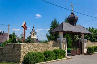 14 Ağustos 2021, Tipova Moldova turistler için kaya manastırı cazibesi. Editör kullanımı için. Arkaplan.