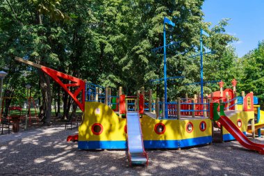 10 Ağustos 2021, Ungheni Moldova. Şehir merkezi halk parkı. Editör kullanımı için. Arkaplan