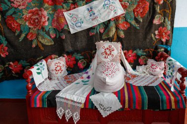 10 Eylül 2021, Chisinau Moldova Otantik Moldova ulusal yatağı, yastık üzerine seçici bir odaklanma. Editör kullanımı için. Arkaplan.