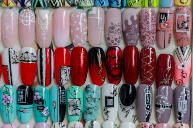 17 Eylül 2021 'de bir güzellik salonunda, manikürcüde ve manikürcüde Balti Moldova tırnak örnekleri bulundu. Editör kullanımı için. Arkaplan