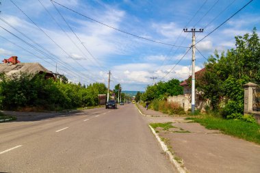 4 Temmuz 2021 Soroca Moldova, çingene dağının elit kesimindeki yol, yerel eğlence. Editör kullanımı için. Arkaplan