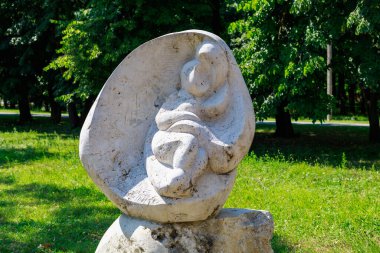 10 Ağustos 2021, Ungheni Moldova. Şehir Central Halk Parkı 'ndaki soyut heykeller, yerel bir gösteri. Editör kullanımı için. Arkaplan