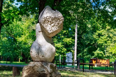 10 Ağustos 2021, Ungheni Moldova. Şehir Central Halk Parkı 'ndaki soyut heykeller, yerel bir gösteri. Editör kullanımı için. Arkaplan