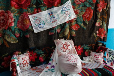 10 Eylül 2021, Chisinau Moldova Otantik Moldova ulusal yatağı, yastık üzerine seçici bir odaklanma. Editör kullanımı için. Arkaplan.