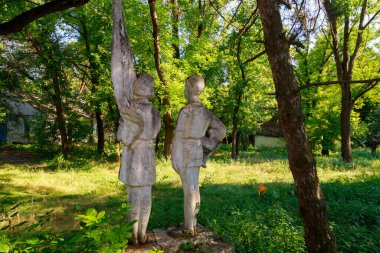 10 Temmuz 2021 Myndyk Moldova terk edilmiş bir öncü kampındaki öncüler için bir anıttır. Editör kullanımı için. Arkaplan