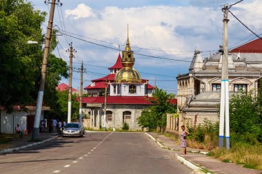 4 Temmuz 2021 Soroca Moldova, çingene dağının elit kesimindeki yol, yerel eğlence. Editör kullanımı için. Arkaplan