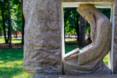 10 Ağustos 2021, Ungheni Moldova. Şehir Central Halk Parkı 'ndaki soyut heykeller, yerel bir gösteri. Editör kullanımı için. Arkaplan