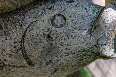 10 Ağustos 2021, Ungheni Moldova. Şehir Central Halk Parkı 'ndaki soyut heykeller, yerel bir gösteri. Editör kullanımı için. Arkaplan