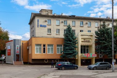 28 Eylül 2021 Balti Moldova Şehri sokağı. İllüstrasyon başyazısı. Şehrin tanınabilir turistik manzarası. Metin için kopyalama alanı olan arkaplan