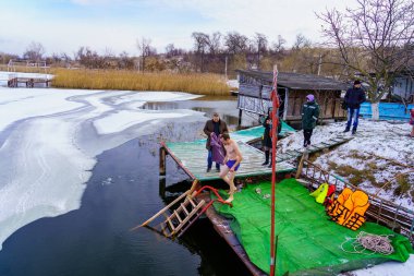 19 Ocak 2022 Balti Moldova geleneksel Epifani bayramında banyo yapıyor. Sadece editoryal kullanım, arkaplan
